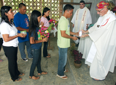 Padre Peter Geremia celebra una Messa.