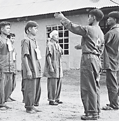 SOTTO IL REGIME COMUNISTA - Tra il 1975 e il 1988 lâ€™allora vescovo Van Thuan subÃ¬ il carcere. Pure lÃ¬ riuscÃ¬ a dare una straordinaria testimonianza di fede in Cristo. Qui a destra: la cattedrale di Hanoi.