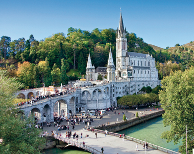 Lourdes frequentata dai pellegrini