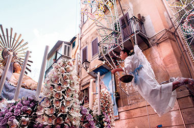 Fede e folclore con la processione dellâ€™Assunta nel quartiere BallarÃ² di Palermo