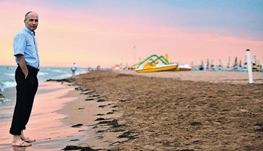 il parroco, don Andrea Vena, guida la parrocchia di Bibione dal 2003