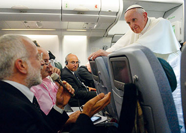 Il papa in aereo risponde alle domande di alcuni giornalisti