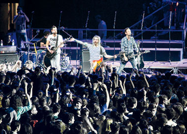 The Sun sul palco durante un concerto a Rio de Janeiro