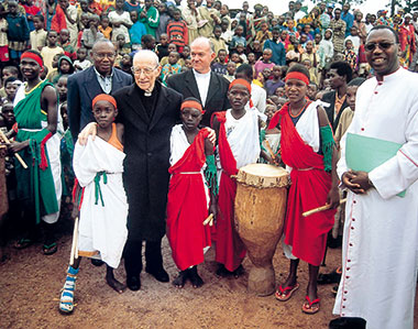 Il cardinale Ermilio Tonini durante una visita in africa
