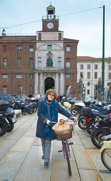 Simona Beretta allâ€™ingresso dellâ€™universitÃ , con lâ€™inseparabile bici.