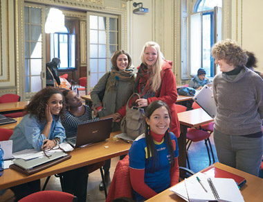Aule Multicolori: Simona Beretta con studentesse del corso di Cooperazione internazionale (foto Ugo Zamborlini).