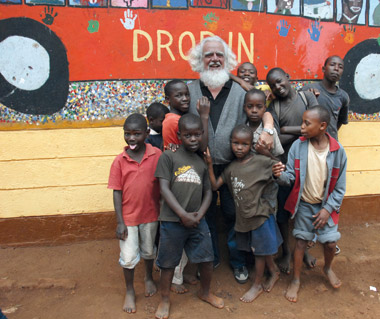 I ragazzi di Ndugu Mdogo: padre Renato Sesana (ha preso il nome di Kizito in onore di un martire africano) insieme ai ragazzi di Ndugu Mdogo, la casa di accoglienza per minori di strada nei sobborghi di Nairobi