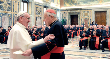 Papa Francesco abbraccia il cardinale Angelo Sodano, che da decano del collegio cardinalizio ha guidato il conclave.