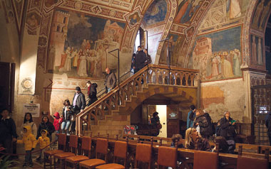 Basilica Inferiore  Decorata da Cimabue, Simone Martini e Pietro Lorenzetti. Sovrapposta câ€™Ã¨ la Basilica superiore, con gli affreschi di Giotto.