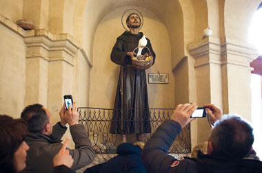 Le tortorelle di Francesco - Secondo la tradizione il santo parlava con gli uccelli: ora le tortore albergano sulla statua nei pressi del Rosetum.