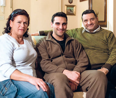 Una famiglia unita - La moglie Gabriella e i figli Carla, Vittorio e Antonio (quest'ultimo nella foto a destra, assieme ai genitori) hanno sempre sostenuto la scelta di Ciro.