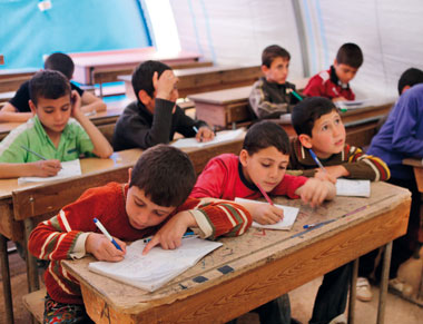 Bambini a scuola in un campo profughi.