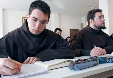 Vita quotidiana da seminarista Nelle immagini di questa pagina: tempo libero e studio in alcuni seminari italiani