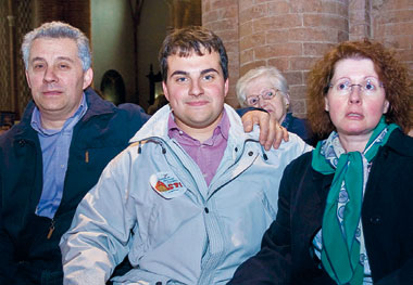 Il ruolo della famiglia - Don Mauro Canta, oggi sacerdote ad Asti, ritratto con i genitori quando era seminarista.