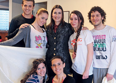 Claudia Koll con gli alievi della "star rose academy"