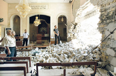 Il muro sfondato di una chiesa in iraq