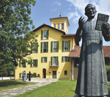 Una statua del Beato Alberione