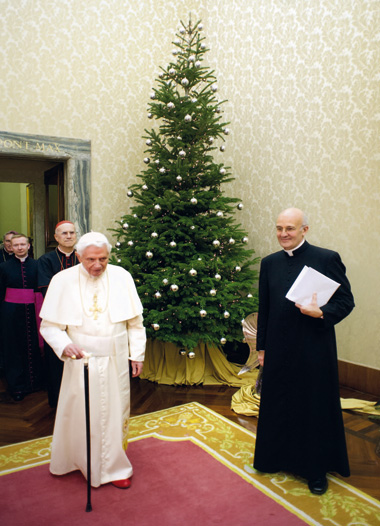 sei anni con benedetto Sopra: un Natale del passato nel Palazzo apostolico; Benedetto XVI con don Alfred Xuereb. A destra: don Alfred e don Georg a passeggio con Benedetto XVI, quando ancora sedeva sul soglio pontificio.