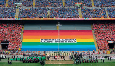 Il Sacramento deLLo Spirito La festa dei cresimandi allo stadio Meazza di Milano in occasione della visita di Benedetto XVI lo scorso giugno.