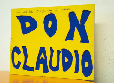 Il grazIe del Pulce Sopra: la tavoletta di legno realizzata nei laboratori del carcere che â€œPulceâ€ ha dedicato a don Claudio.