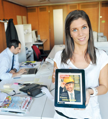 La versione digitale di Famiglia Cristiana sul tablet e il team di San Paolo Digital
