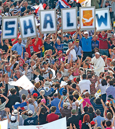 NA FOLLA MULTICOLORE - Circa duecentomila persone hanno invaso piazza San Pietro e i dintorni per stringersi al Papa.